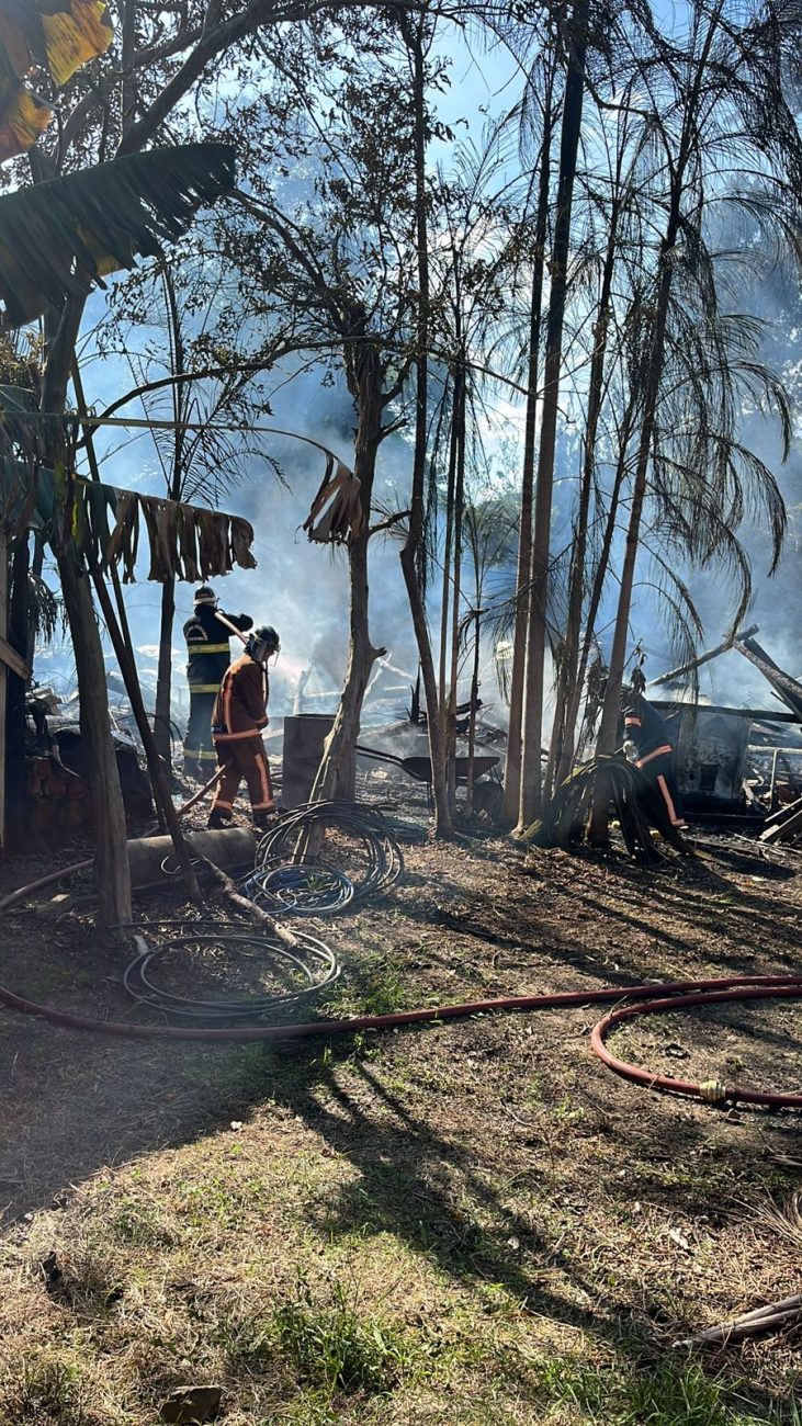 O rancho foi totalmente consumido pelas chamas - Bombeiros Voluntários da União/Reprodução/ND