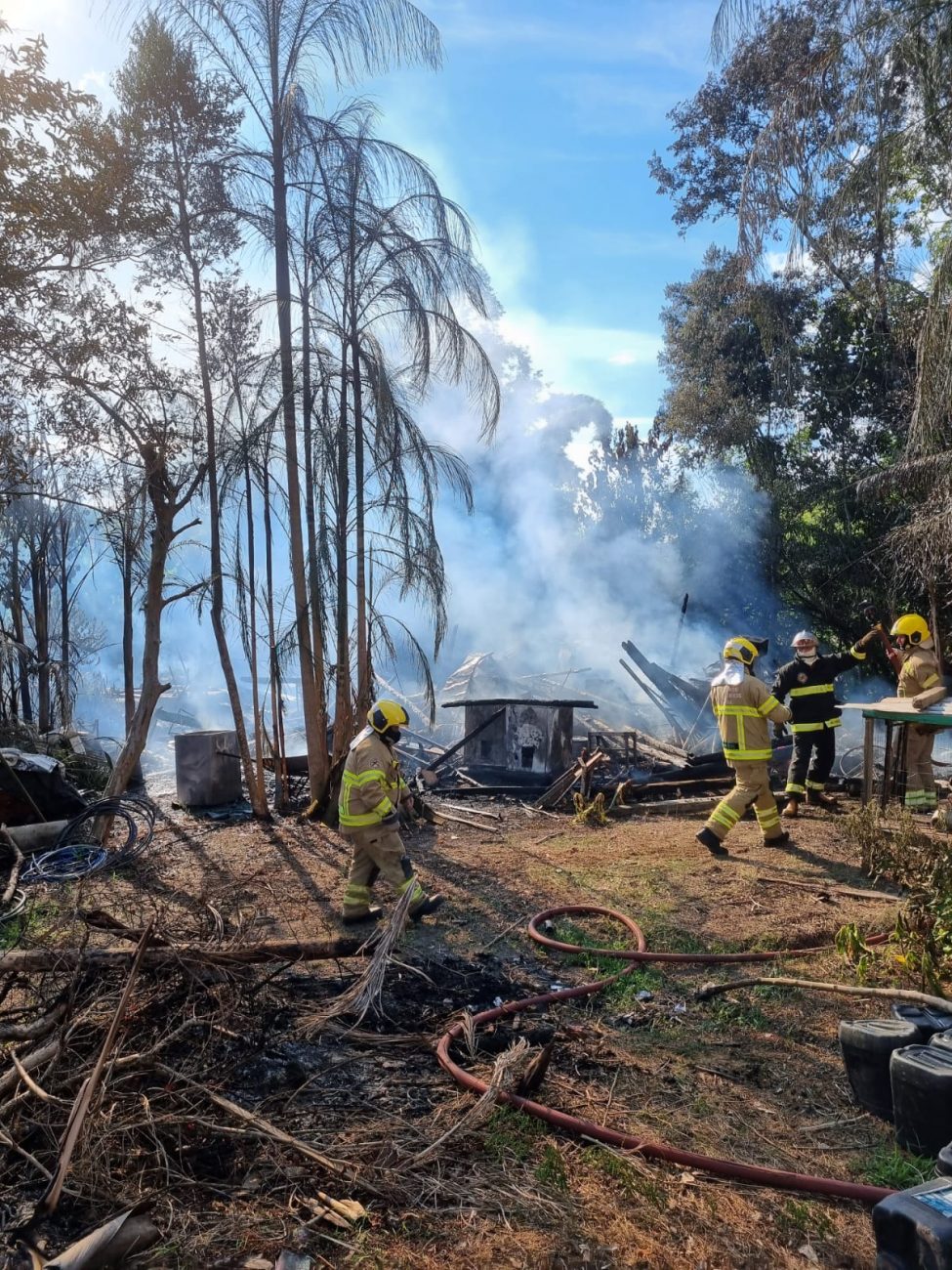 Incêndio foi registrado na tarde desta segunda-feira (12), em uma propriedade às margens da BR-470 - Bombeiros Voluntários da União/Reprodução/ND