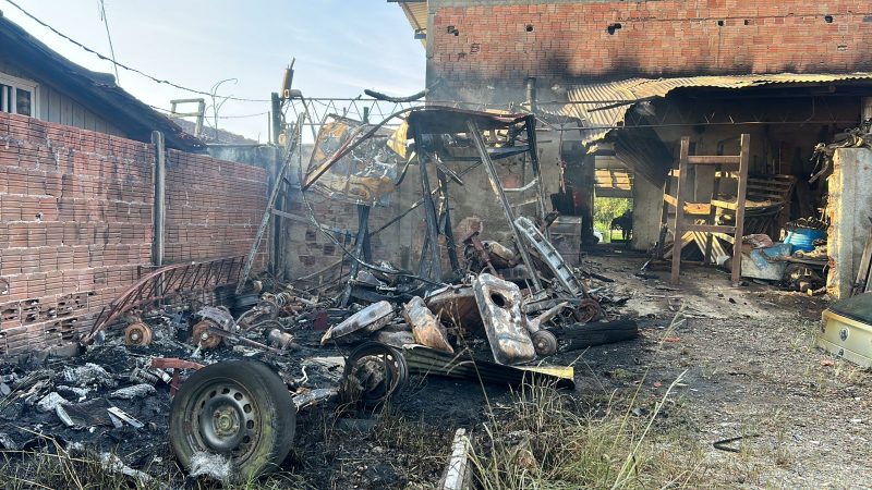 Ferro-velho sofre incêndio em Araquari 