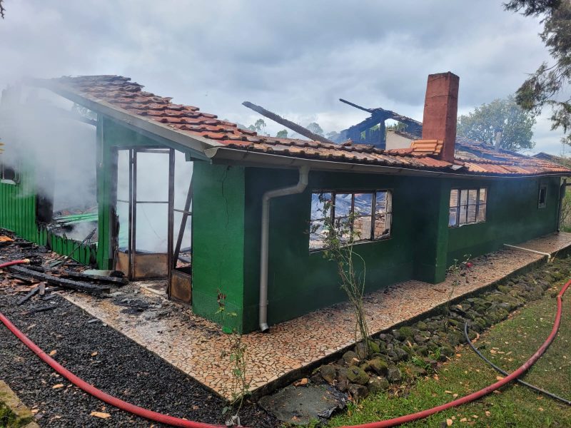 Cerca de 12 mil litros de água foram utilizados pelos bombeiros no combate ao incêndio 