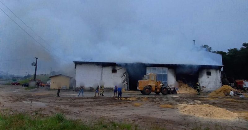 Incêndio em galpão atingiu 500 metros quadrados e deixou um prejuízo de R4 200 mil