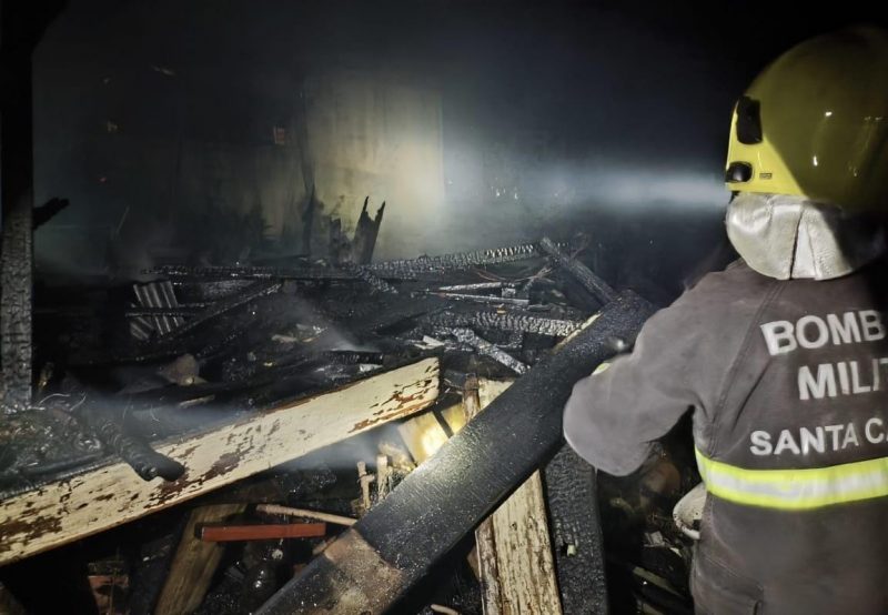 Foto mostra casa de madeira queimada por incêndio