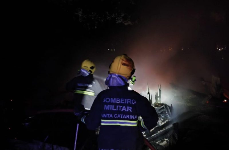 A v&iacute;tima estava tomando banho quando o fogo come&ccedil;ou – Foto: CBMSC