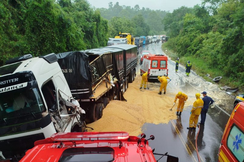 A carga de um caminh&atilde;o envolvido no acidente, ficou espalhada pela pista. Foto: Corpo de Bombeiros/Divulga&ccedil;&atilde;o/ND