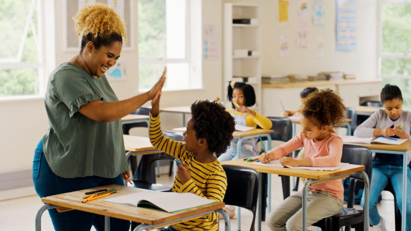 Tirar dúvidas com os professores durante a aula é uma das dicas para ir bem neste ano letivo