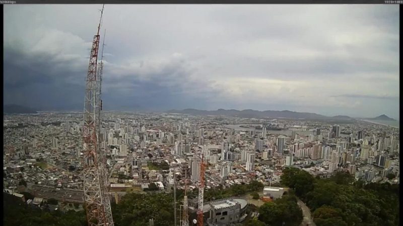 Imagem de Itajaí coberta por nuvens, anunciando chuva