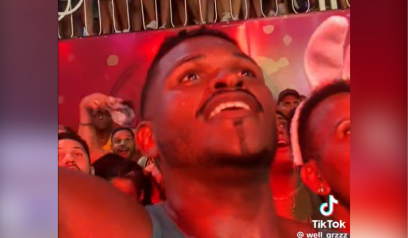 Jovem negro, de boca semiaberta, olhando para cima