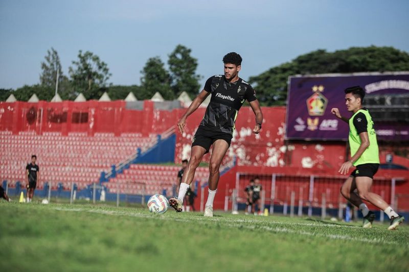 Jefinho, novo reforço do Figueirense, chuta a bola durante treino