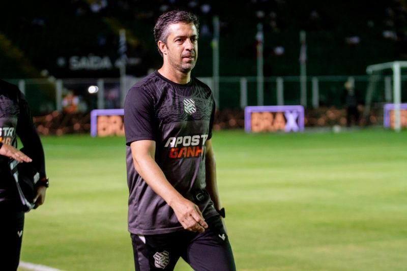 João Burse, técnico do Figueirense, caminha em campo