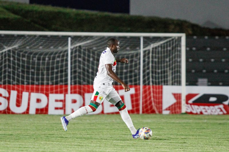 Jogador do Brusque conduz a bola no estádio das Nações