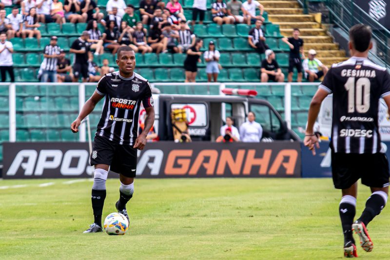 Jogadores do Figueirense durante jogo no Orlando Scarpelli