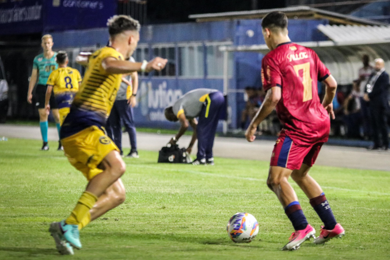 Jogador do Marcílio Dias e Nação se enfrentando em campo.