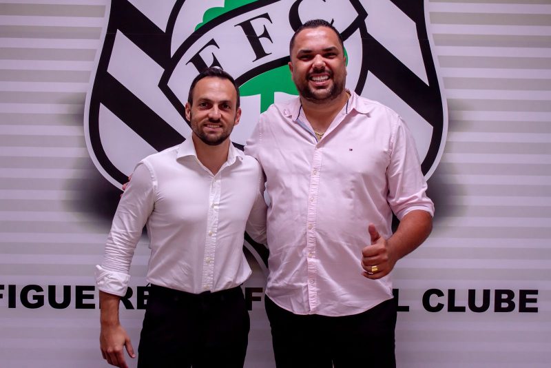 Pereira ao lado do CEO do Figueirense Saf, Enrico Ambrogini; clube recebe Ronaldinho Gaúcho em maio