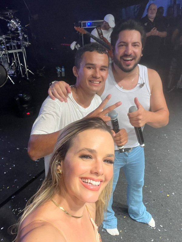 O estudante foi convidado pela dupla sertaneja Thaeme e Thiago para subir no palco e mostrar seu talento