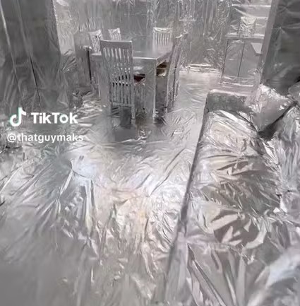 Casa revestida com papel alumínio; na imagem a sala de estar