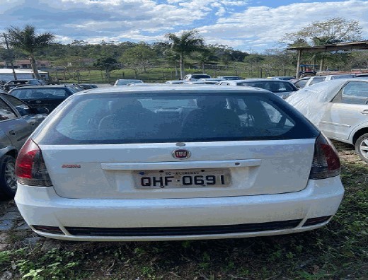 Autom&oacute;veis parados nos p&aacute;tios acumulam &aacute;gua e podem ser focos de dengue – Foto: Baldissera Leiloeiros