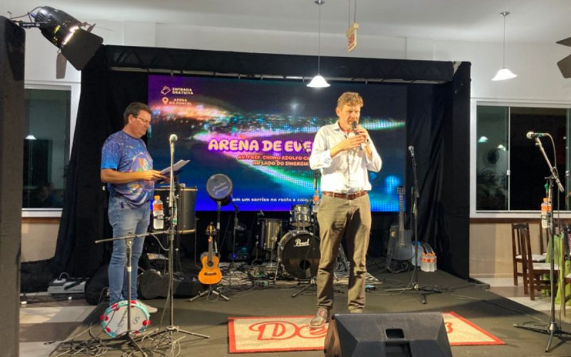 Prefeito de Navegantes, Liba Fronza (PSD), durante apresentação do NavegaFolia de 2024