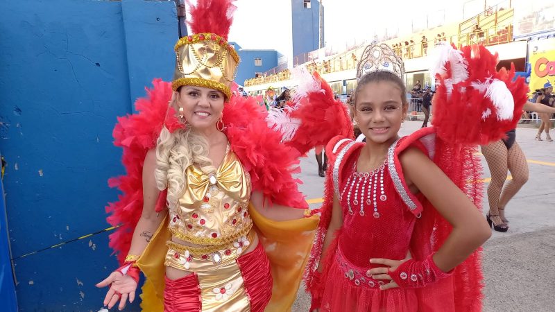 Helo&iacute;sa Marques da Silva desfila com a av&oacute; Carmen na Na&ccedil;&atilde;o Guarani – Foto: Luiz Fernando Dresch /ND&nbsp;&nbsp;