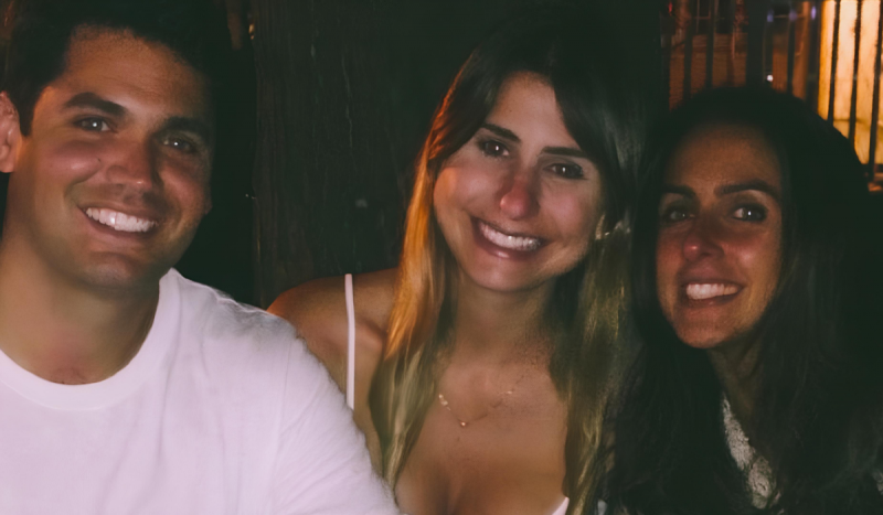 Carol Barcellos, Renata Heilborn e Marcelo Courrege - Na foto, mulher branca de cabelos loiros ao meio, à direita dela mulher branca bronzeada de cabelos escuros sorri, e à esquerda um homem de blusa branca sorri