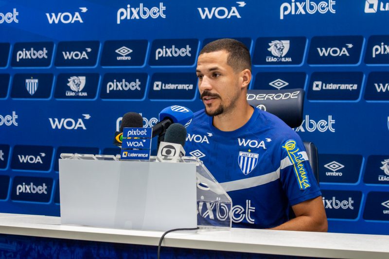Lateral Mário Sérgio durante coletiva de imprensa no Avaí