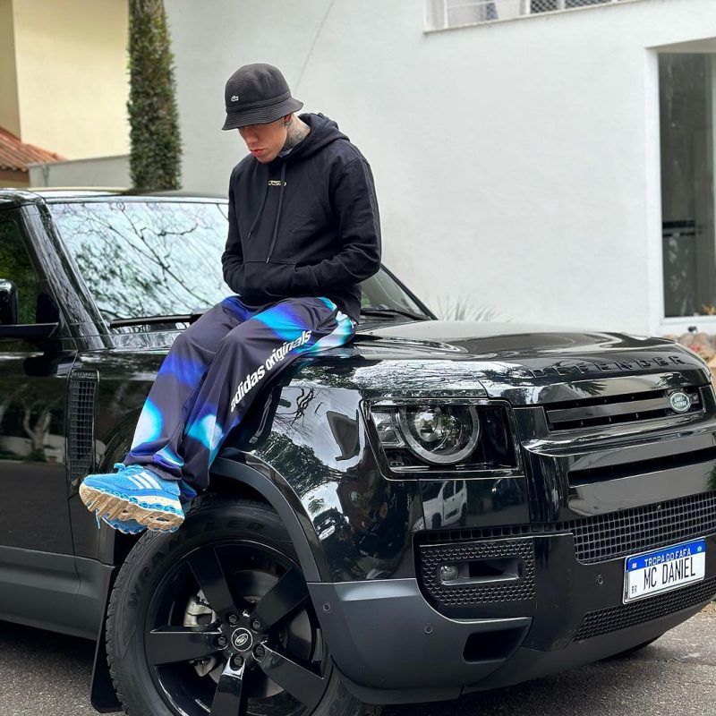 MC Daniel posa para foto em sua Land Rover Defender, que foi roubada porém já voltou a posse do cantor