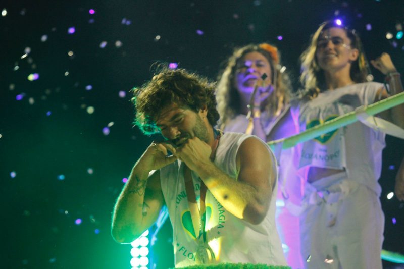 Pedro Barros - Medalhista olímpico beijando medalha, comemorando desfile em escola de samba