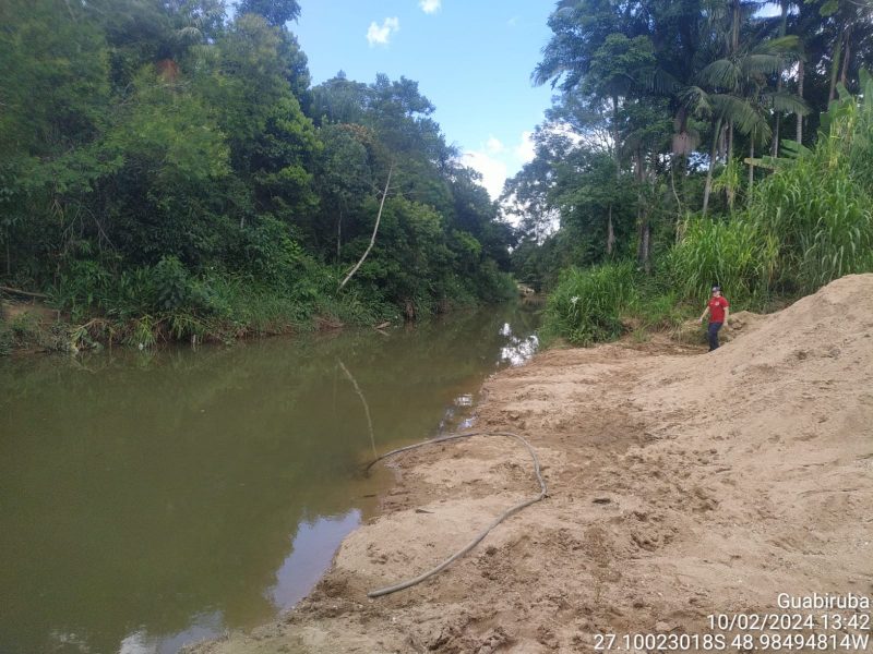 Corpo da menina foi encontrado pelos bombeiros no início da tarde deste sábado (10), no bairro Guabiruba Sul