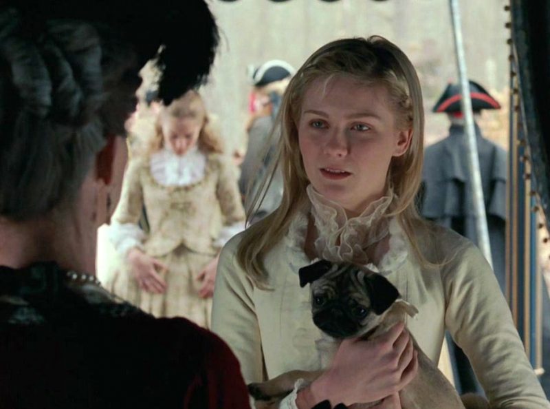 O cachorro Mops no colo de Kirsten Dunst, que interpreta a controversa rainha Maria Antonieta no filme de Sofia Coppola.