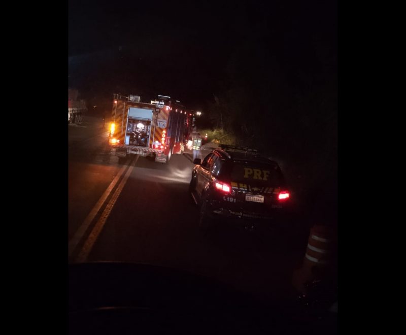 Motorista do veículo de carga saiu ileso em acidente registrado na BR-470, na noite desta quarta-feira (7)