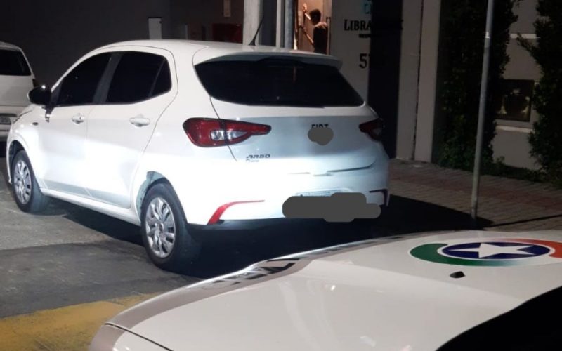 Carro onde mulher foi assassinada no bairro Cordeiros, em Itajaí