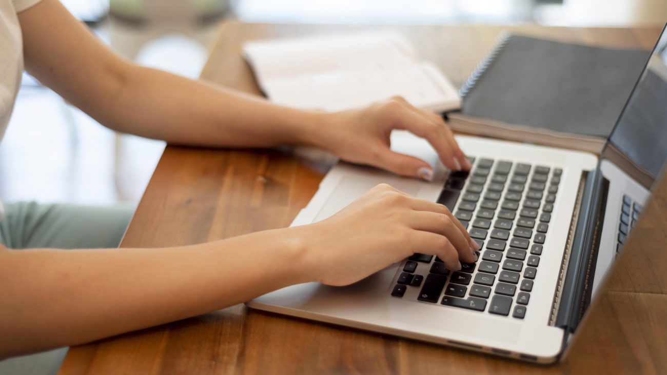Inscrição é feita pelo site da banca avaliadora e tem taxa de R$ 70 Inscrição é feita pelo site da banca avaliadora e tem taxa de R$ 70. Na imagem, como ilustração, uma mulher digita em um notebook.