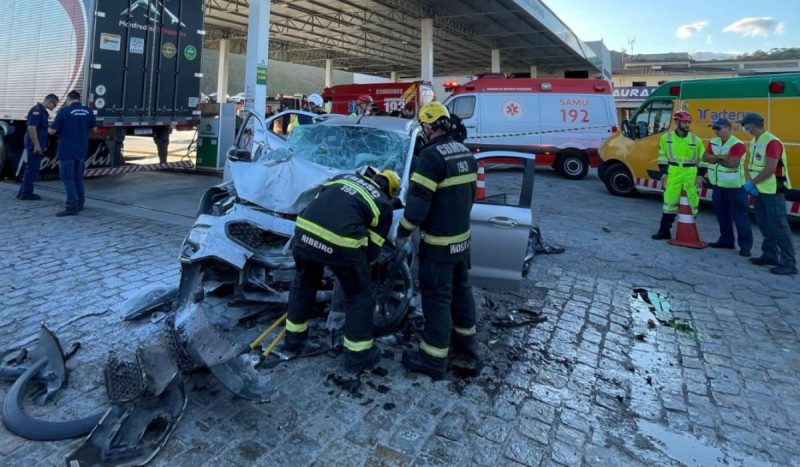 Mulher foi retirada das ferragens já sem vida