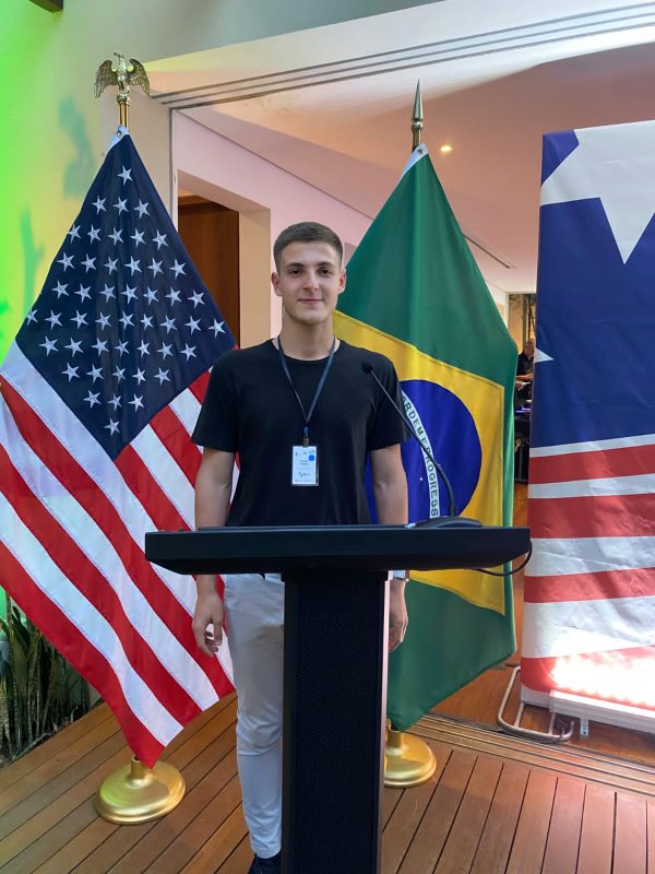 Lucas Theiss Luiz, estudante do Col&eacute;gio Policial Militar de Blumenau, viajou para os EUA e teve a oportunidade de apresentar uma iniciativa social – Foto: Arquivo pessoal/Reprodu&ccedil;&atilde;o ND