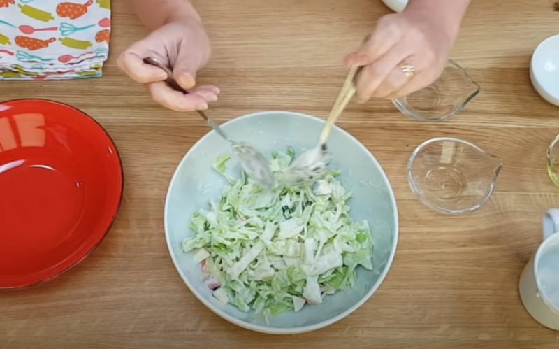 O passo a passo para fazer a salada foi compartilhado pela nutricionista por meio de um vídeo explicativo 