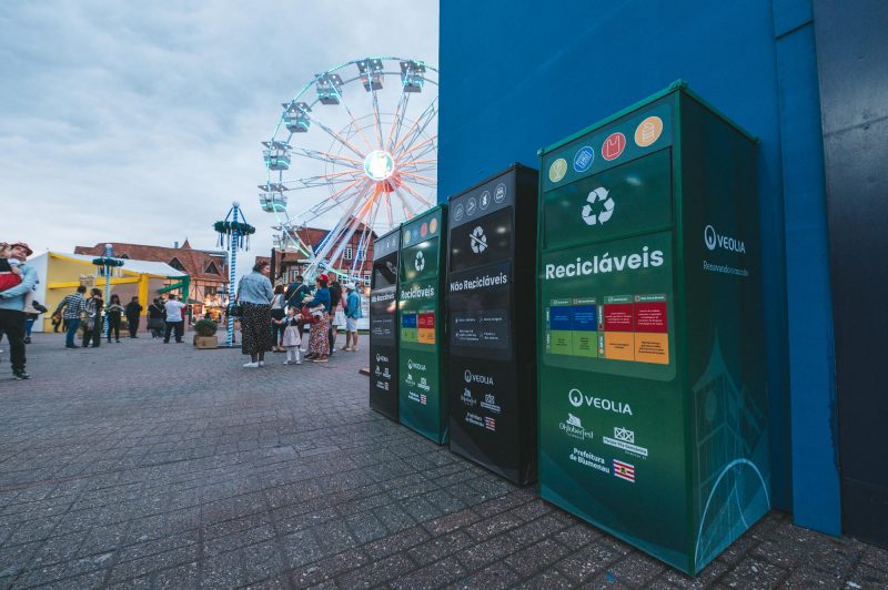 Latões de lixo reciclável e não reciclável espalhados em pontos estratégicos da Oktoberfest Blumenau