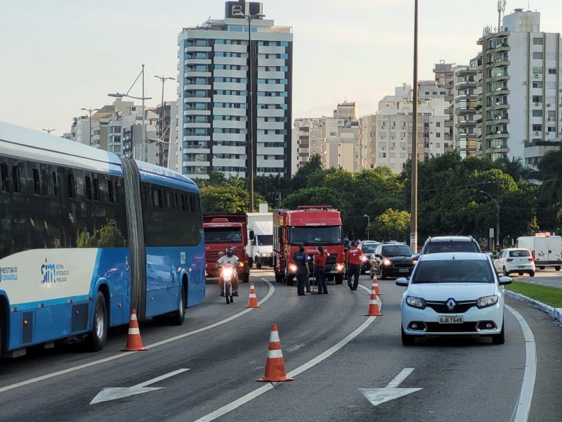 Óleo na pista causa lentidão na Beira-Mar Norte 