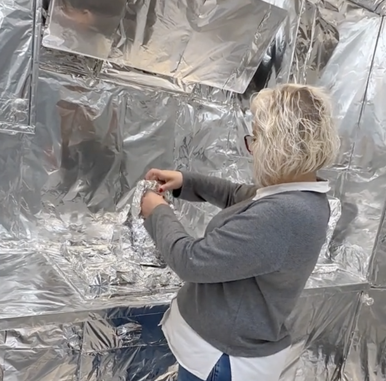 Imagem da mãe vendo o resultado da casa