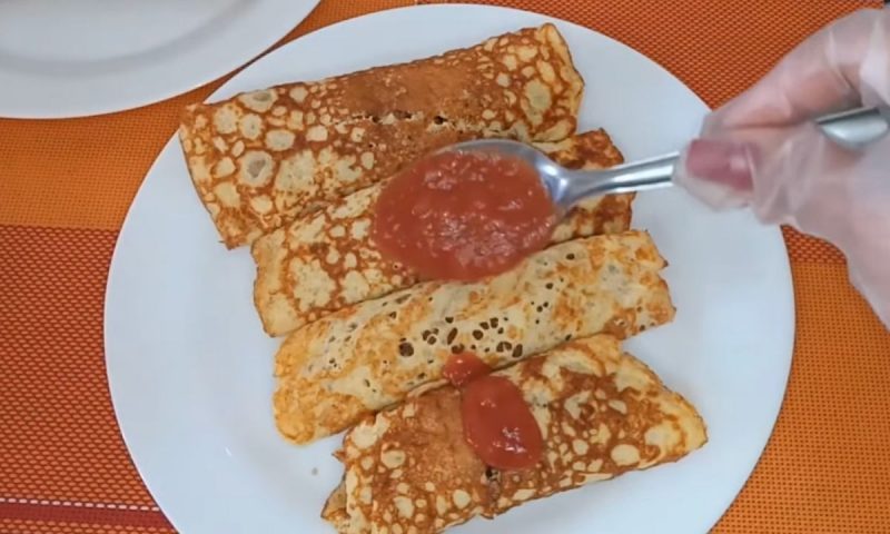 Panqueca recebe molho de tomate na reta final da receita