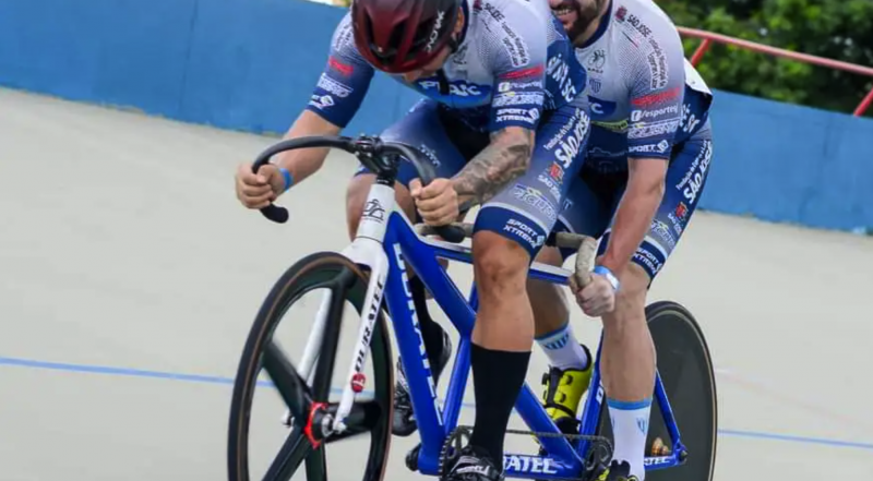 Foto mostra atleta pedalando em bicicleta de paraciclismo