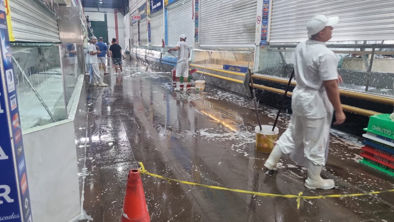 Na foto aparecem as peixarias do Mercado Público de Florianópolis passando por limpeza.