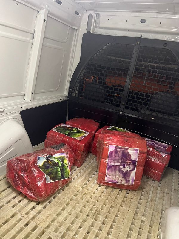 Quando a ca&ccedil;amba do ve&iacute;culo foi aberta, os policiais encontraram 100 quilos de maconha – Foto: Pol&iacute;cia Civil/Divulga&ccedil;&atilde;o – Foto: Pol&iacute;cia Civil/Itaja&iacute;