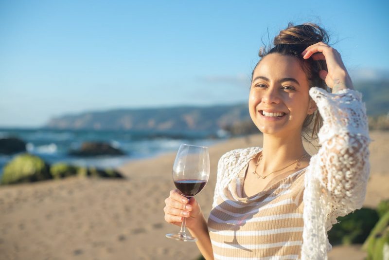 Vinho na praia &eacute; uma boa pedida – Foto: pexels/kampus production