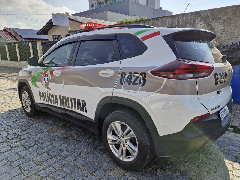 Viatura da Polícia Militar parada em uma rua, homem foi morto em confronto policial