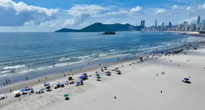 Imagem área da praia Central de Balneário Camboriú que está com todos os pontos próprios para banho de acordo com último relatório do IMA