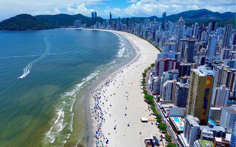 Imagem aérea mostra praia Central de Balneário Camboriú; mudança no plano diretor da cidade prevê valorização de 200%