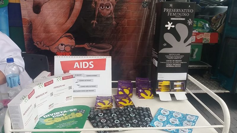 Além de orientações e testes rápidos de HIV, Sífilis e Hepatites B e C., teve distribuição de camisinhas masculinas e femininas - Foto: Prefeitura de Chapecó/Divulgação/ND