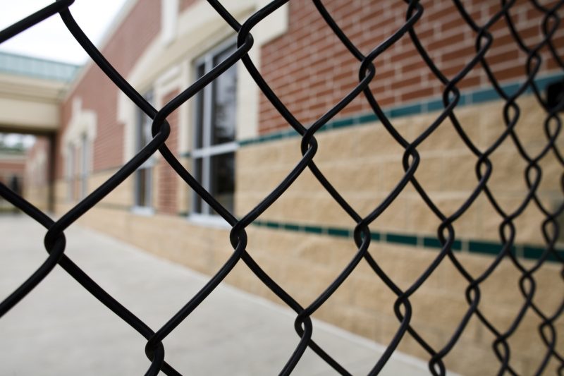 Grade preta nos muros de uma unidade escolar buscando maior segurança nas escolas