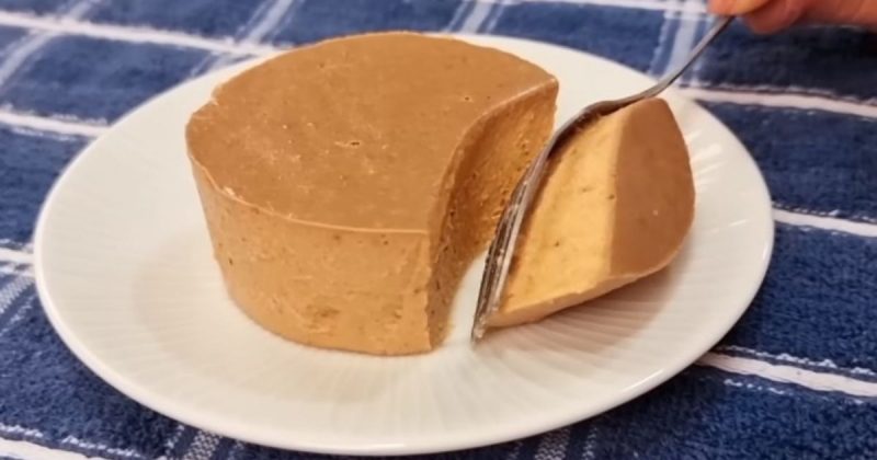 Pudim saud&aacute;vel leva poucos ingredientes – Foto: Reprodu&ccedil;&atilde;o/YouTube/ND