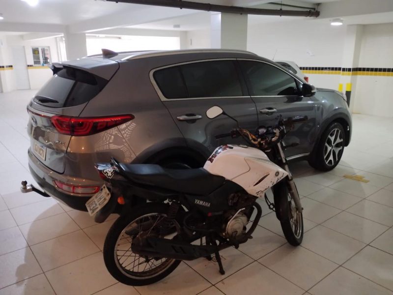 Carro e motocicleta foram apreendidos durante opera&ccedil;&atilde;o que prendeu suspeitos pelo “golpe do presente” – Foto: PCSC/Divulga&ccedil;&atilde;o/ND