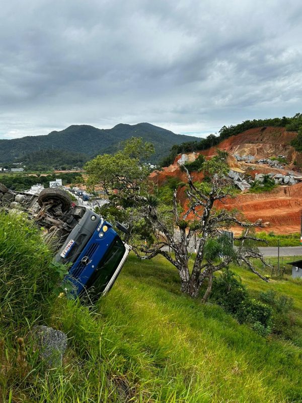 Imagem do caminhão tombado na ribanceira após perder o freio